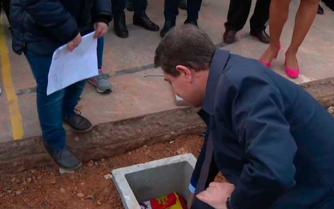 Colocación de la primera piedra del Gimnasio del CEIP de Villagarcía del Llano (CUENCA)