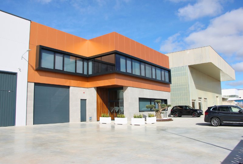 construcción de naves industriales con oficinas y parking